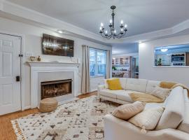 Historic Covington Getaway with Fireplace and Yard!，位于卡温顿的酒店