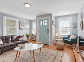 BOHO BUNGALOW - STEPS FROM HISTORIC DOWNTOWN APEX，位于埃佩克斯的酒店