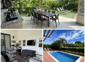 Laguna Oasis with Private Pool - 4 Bedrooms - 7 Beds - Next to Community Pool with Water Slide，位于El Chirú的酒店