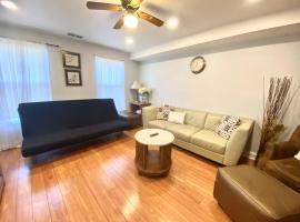 Shanghai 2900 - Vintage Oriental Style 2BR w Parking near Airport，位于费城的酒店