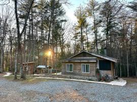 Beautiful & peaceful cabin w/ deck garden & fire-pit，位于墨菲的酒店