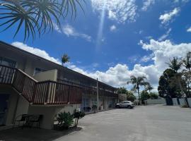 Aaron Court Motel Whangarei，位于旺阿雷的带泳池的酒店