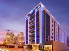 Flora Al Barsha Hotel At The Mall，位于迪拜阿联酋购物中心附近的酒店