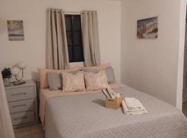 Guridys Room for Rent !，位于Los Tres Ojos de Agua的带停车场的酒店