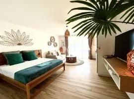 Spacious studio with pool and beach in Orient Bay