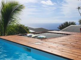 Bungalow cosy avec piscine surplombant l'océan，位于Bellemène的木屋