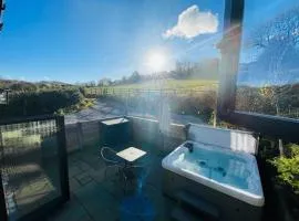 Pass the Keys The Cosy Romantic and Elegant for 2 with Hot Tub