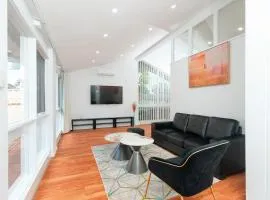 Modern Cozy Retreat-4Bedroom, Full Kitchen, Coffee Machine, Cot, Pets allowed-Fully Fenced,FreeWifi, Netflix, 2TV