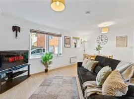 Modern 2 Bed Flat in Warwick - Parking