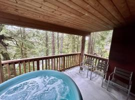 Cozy 2 Bedroom Waterfront Cottage With Hot Tub!，位于尤克卢利特的酒店