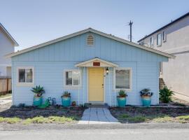 Pet-Friendly Cayucos Home Walk to Public Beach!，位于卡幽卡思的酒店