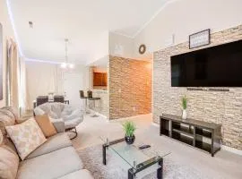 4 Mi to HPU Pet-Friendly Home with Yard!