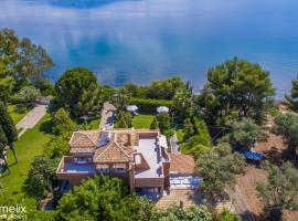 Faros Seaside Villa - 250 sqm in Politika of Evia，位于波利蒂卡的酒店