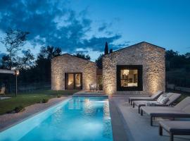 Villa Ulmus near Motovun for 6 people with heated pool & jacuzzi，位于Karojba的度假屋
