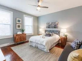 Stylish Flat in Walkable Downtown w Parking