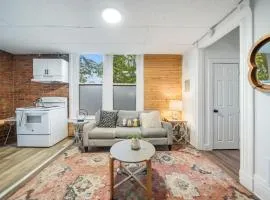 Cozy Studio with Parking - Near UC, Zoo, Downtown