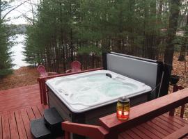 The Cub Hill Chalet - Private Lakefront With Spa!，位于卡尔卡斯卡的酒店
