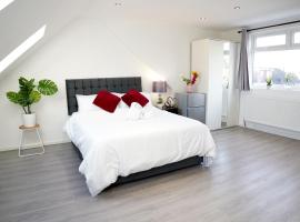 32GC Dreams Unlimited - Heathrow Studio Flat w free on-street parking，位于Staines upon Thames的酒店