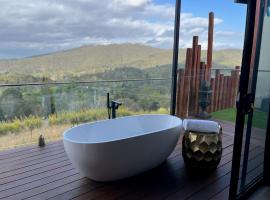 On Eagle Wings Mountain Retreat & Spa，位于Neranwood的酒店