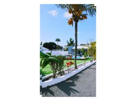 Villa Bella is 5 mins from the beach with amazing garden overlooking the pool，位于托舵道斯的酒店