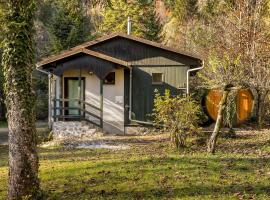 Cabin by the river with Sauna，位于Polhov Gradec的乡村别墅