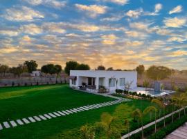 The Peace- A Luxury Pool Villa，位于斋浦尔的农家乐