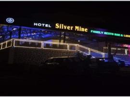 HOTEL NK'S SILVER MINE RESTO-BAR & LODGE CHIKHALSE，位于Khamshet的酒店