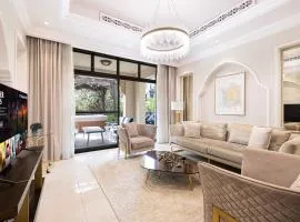 Luxurious Unique 2 Bed with Private Jacuzzi & Garden - Connected to Souk Al Bahar - Dubai Mall