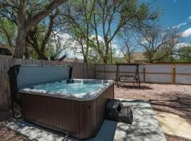 Hot Tub. Fire Pit. Mountain Views. Next to Lake