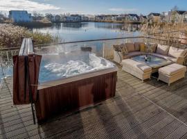 Wren Lodge HM11 HOT TUB Lakeside Spa Property，位于萨默福德凯恩斯的酒店