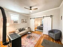 Gorgeous cottage downtown COS / pet friendly