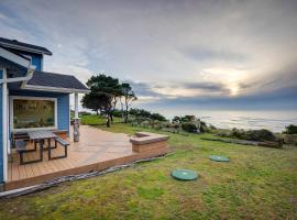 Dreamy Port Orford Home with Oceanfront Views，位于奥福德港的酒店