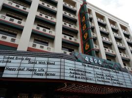 NW 4896 Theater Hotel，位于Ban Khlong Phruan的酒店