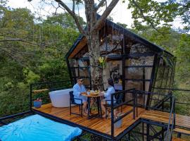 Tree House Glamping，位于约帕尔的酒店