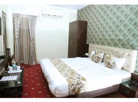 Hotel Janvi International Inn, Muzaffarpur，位于穆扎夫法尔普尔的带停车场的酒店