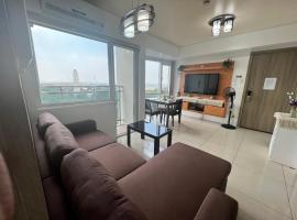 De Luxe, Standard and Studio Suites -The Breeze Residences-close to Airport,Mall of Asia, US Embassy，位于马尼拉的酒店