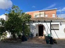 Casa con jardín y chimenea