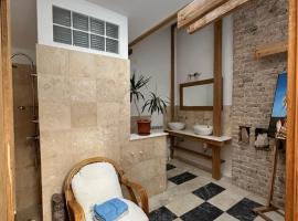 Rustic room 2 next to beach，位于康斯坦察的酒店