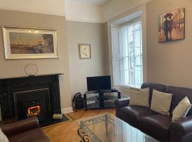 Parisian Style Townhouse，位于香农河畔卡里克Carrick-on-Shannon Sports & Leisure Centre附近的酒店