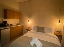 Jason lux studio，位于沃洛斯的海滩酒店