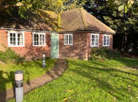 Green Cottage in grounds of Grade II* Frognal Farmhouse，位于锡廷伯恩的酒店