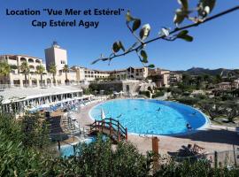 "Location Vue MER et ESTEREL", Cap Estérel Agay-Saint Raphaël, T2, piscines, parking, wifi，位于圣拉斐尔的度假村
