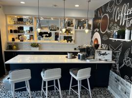 Stunning Italian Cafe Themed Studio Apartment Backing on a Canal，位于艾尔德里的酒店