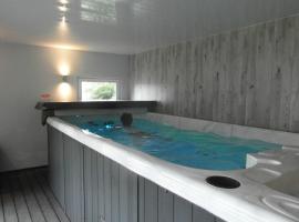 Amazing cottage with private indoor swim pool and hot tub，位于斯佩河畔格兰敦阿伯内西高尔夫俱乐部附近的酒店