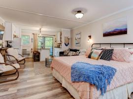 Charming Lake Lure Studio at Rumbling Bald Resort!，位于卢尔湖的酒店