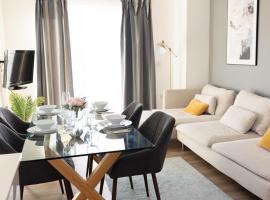 Modern, comfy 2 bedroom flat in Hatfield town centre，位于哈特菲尔德的带停车场的酒店