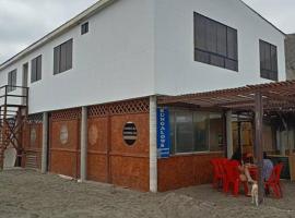 Hospedaje Rulos: Playa Yaya Las Salinas Chilca，位于Chilca的带停车场的酒店