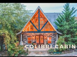 Colibri Cabin on a peaceful lake, with a hot tub!，位于East Bernstadt的酒店