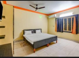 Goroomgo Hotel Moon Chakra Tirtha Road Puri - Excellent Stay with Family, Parking Facilities，位于普里的酒店