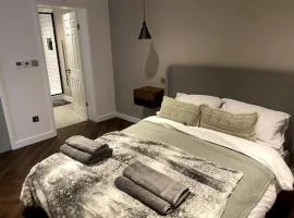 The Retreat, luxury apartment in Bath with parking